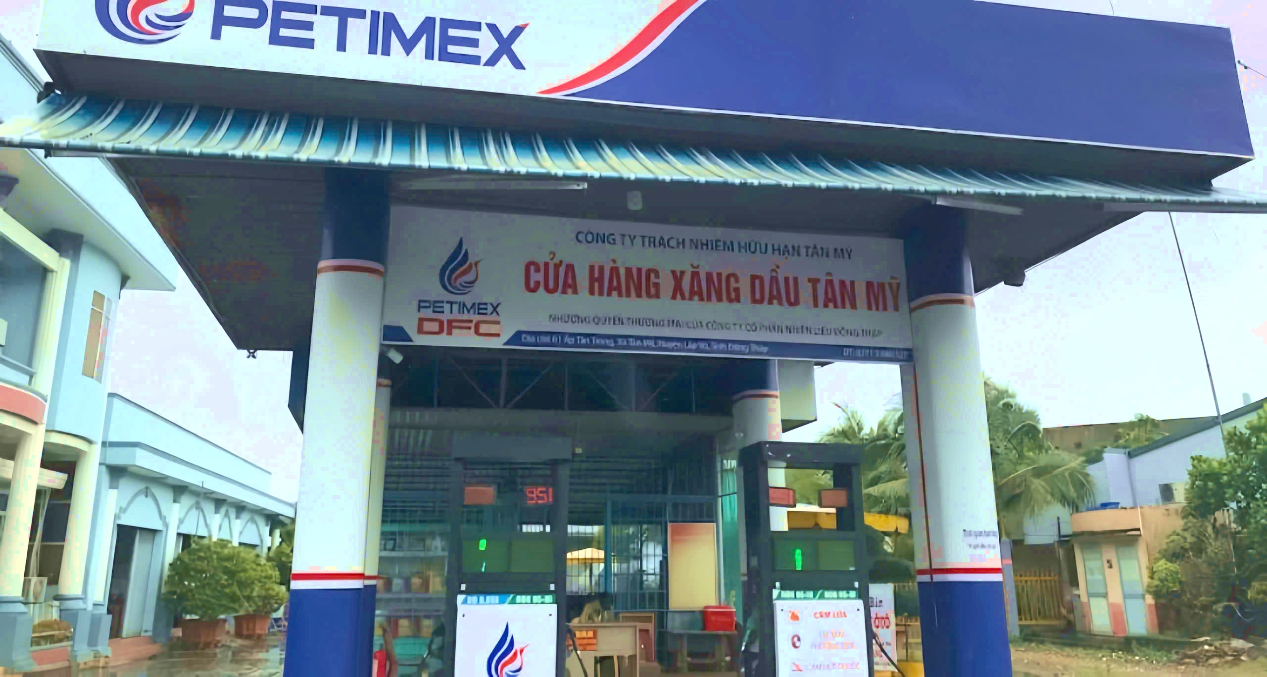 Dịch vụ Kinh doanh Xăng dầu - Hệ thống trạm xăng hiện đại, cam kết chất lượng và số lượng chuẩn xác.